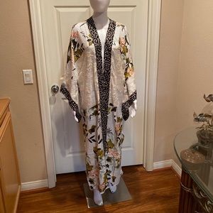 Floral lace accent maxi kimono